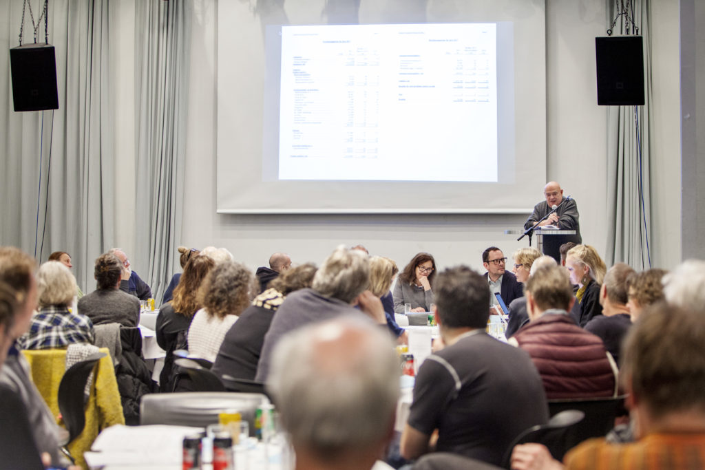Bilagskontrollant Elon Cohn på talerstolen / Foto: Anette Sønderby Madsen