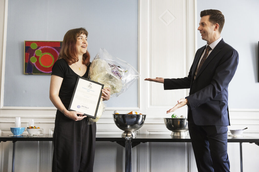 Simone Nilsson får overrakt prisen af formand for priskomiteen Mads Bonde Broberg-Wedel fra Jyllands-Posten | Foto: Jacob Nielsen